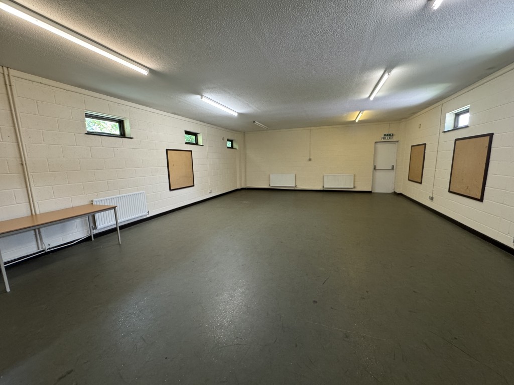 Lot: 84 - DETACHED COMMERCIAL UNIT ON GOOD SIZE PLOT WITH POTENTIAL - Open plan area inside